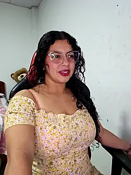 Snapshot of Mary_pinkish chatting on 11-18-25, 12:49 Mary pinkish online show from 11-18-25, 12:49