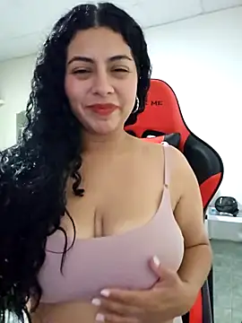 Snapshot of Mary_pinkish chatting on 02-13-26, 02:51 Mary pinkish online show from 02-13-26, 02:51