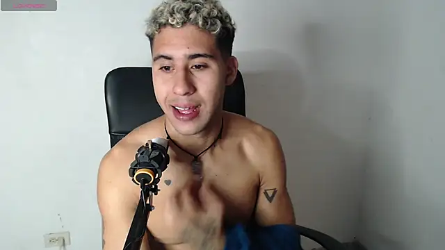 Snapshot of Daiki_Jack chatting on 12-20-24, 02:08 Daiki Jack online show from 12-20-24, 02:08