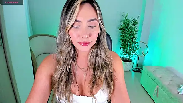 Snapshot of NiaBennet_ chatting on 10-11-25, 10:08 NiaBennet online show from 10-11-25, 10:08