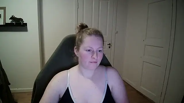 Girlnina-1995 online show from 12-17-24, 07:37