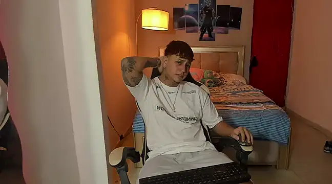 Snapshot of Jake_simons chatting on 12-31-24, 02:19 Jake simons online show from 12-31-24, 02:19