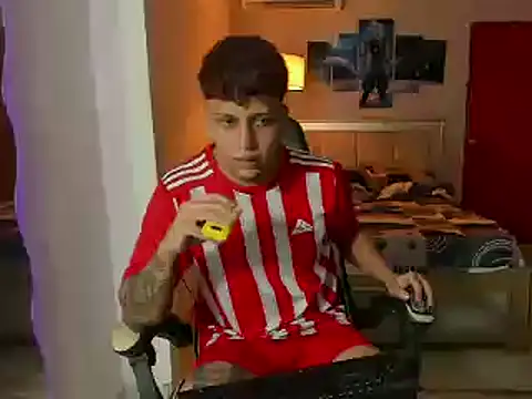 Snapshot of Jake_simons chatting on 02-21-25, 04:29 Jake simons online show from 02-21-25, 04:29