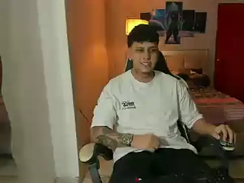 Snapshot of Jake_simons chatting on 03-23-25, 02:48 Jake simons online show from 03-23-25, 02:48