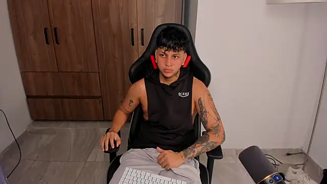 Snapshot of Jake_simons chatting on 09-26-25, 02:59 Jake simons online show from 09-26-25, 02:59