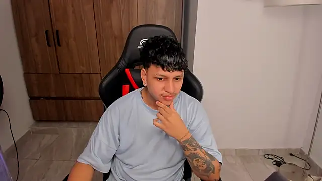 Snapshot of Jake_simons chatting on 10-10-25, 01:54 Jake simons online show from 10-10-25, 01:54