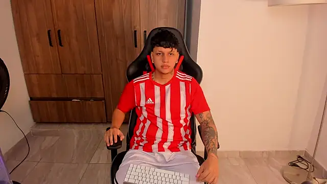 Snapshot of Jake_simons chatting on 10-13-25, 02:33 Jake simons online show from 10-13-25, 02:33