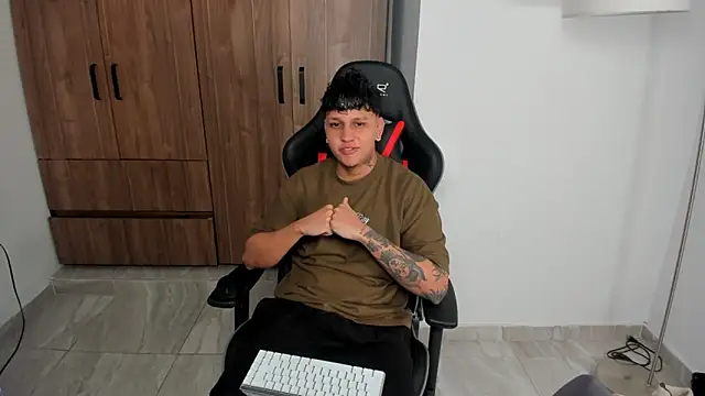 Snapshot of Jake_simons chatting on 10-15-25, 10:26 Jake simons online show from 10-15-25, 10:26