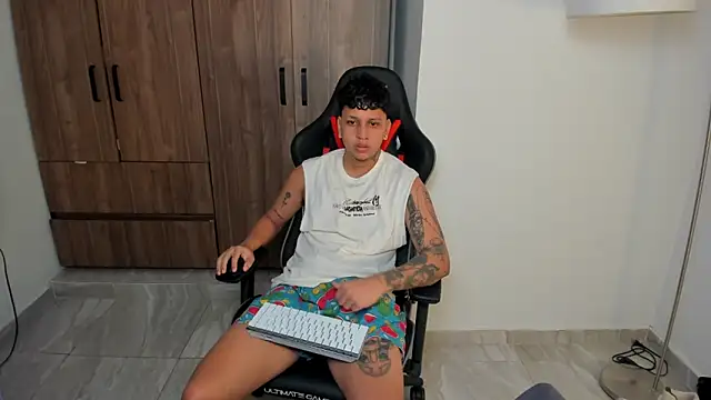 Snapshot of Jake_simons chatting on 10-16-25, 01:06 Jake simons online show from 10-16-25, 01:06