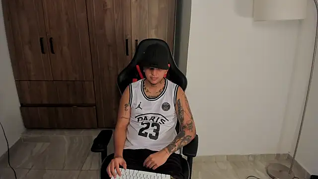 Snapshot of Jake_simons chatting on 10-24-25, 06:43 Jake simons online show from 10-24-25, 06:43