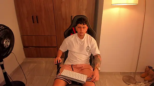 Snapshot of Jake_simons chatting on 02-14-26, 04:09 Jake simons online show from 02-14-26, 04:09