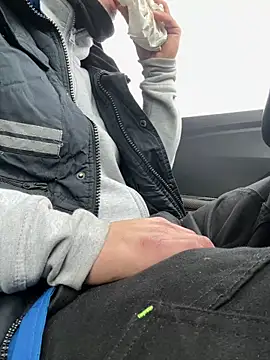 Snapshot of simoninside25 chatting on 12-16-25, 12:32 simoninside25 online show from 12-16-25, 12:32