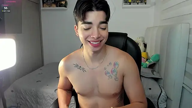 Snapshot of santy7v7 chatting on 11-22-25, 01:10 santy7v7 online show from 11-22-25, 01:10