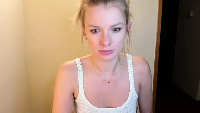 Snapshot of Annloveyou chatting on 01-04-25, 10:24 Annloveyou online show from 01-04-25, 10:24