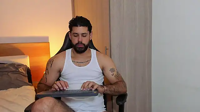 Snapshot of Justyn_Torres chatting on 03-13-25, 02:33 Justyn Torres online show from 03-13-25, 02:33