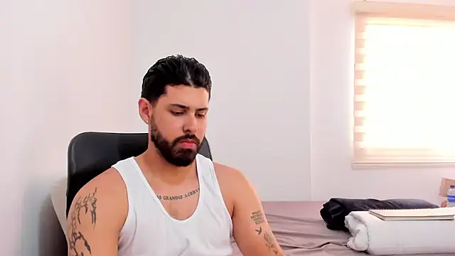 Snapshot of Justyn_Torres chatting on 09-17-25, 09:27 Justyn Torres online show from 09-17-25, 09:27