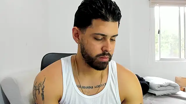 Snapshot of Justyn_Torres chatting on 10-22-25, 12:05 Justyn Torres online show from 10-22-25, 12:05