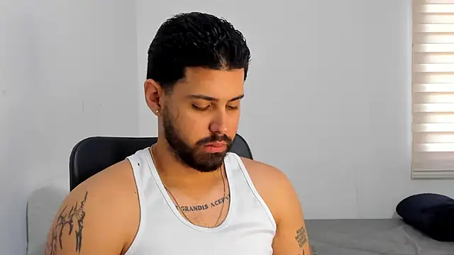 Snapshot of Justyn_Torres chatting on 10-24-25, 01:51 Justyn Torres online show from 10-24-25, 01:51