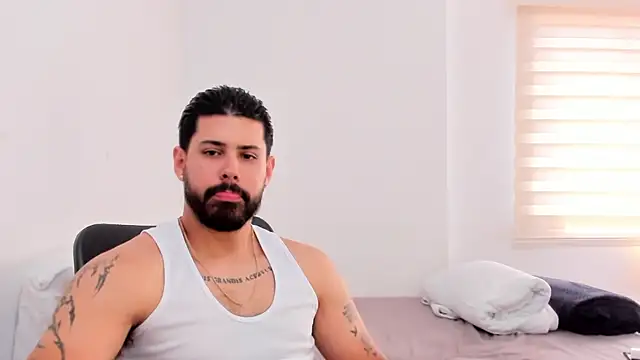 Snapshot of Justyn_Torres chatting on 11-10-25, 06:29 Justyn Torres online show from 11-10-25, 06:29