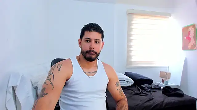 Snapshot of Justyn_Torres chatting on 11-21-25, 04:38 Justyn Torres online show from 11-21-25, 04:38