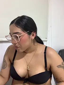 Snapshot of Amandanauty chatting on 12-17-24, 04:01 Amandanauty online show from 12-17-24, 04:01