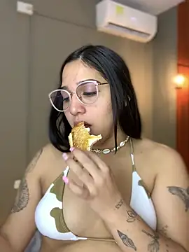 Snapshot of Amandanauty chatting on 12-21-24, 03:03 Amandanauty online show from 12-21-24, 03:03