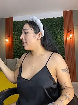 Amandanauty online show from 12-16-25, 04:17