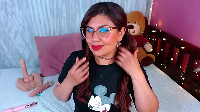 Snapshot of Queenamazon1 chatting on 10-28-25, 03:43 Queenamazon1 online show from 10-28-25, 03:43