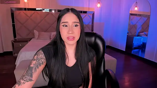 Snapshot of NickyLawson chatting on 10-11-25, 03:39 NickyLawson online show from 10-11-25, 03:39