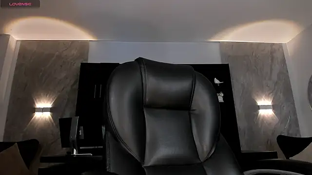 Snapshot of NickyLawson chatting on 12-17-25, 04:18 NickyLawson online show from 12-17-25, 04:18