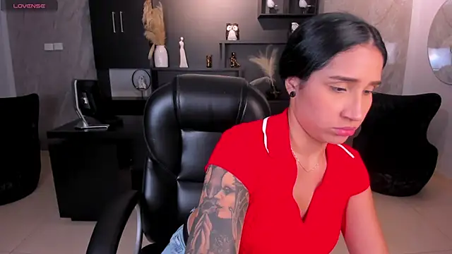 Snapshot of NickyLawson chatting on 06-18-26, 04:57 NickyLawson online show from 06-18-26, 04:57