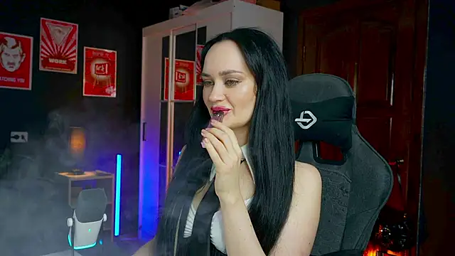 QueenAliss online show from 11-30-25, 07:01