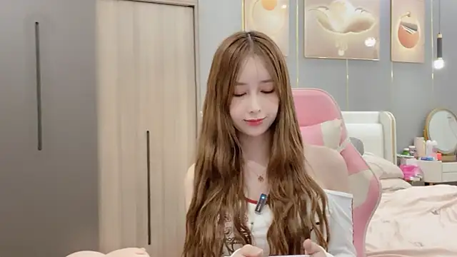 Snapshot of ANNA102 chatting on 02-19-25, 03:27 ANNA102 online show from 02-19-25, 03:27