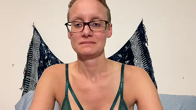 Snapshot of LeahWilde chatting on 01-03-25, 01:59 LeahWilde online show from 01-03-25, 01:59