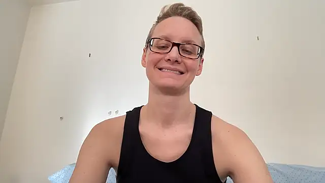 Snapshot of LeahWilde chatting on 02-14-25, 05:03 LeahWilde online show from 02-14-25, 05:03