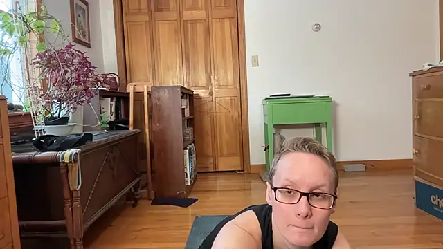 Snapshot of LeahWilde chatting on 02-16-25, 03:38 LeahWilde online show from 02-16-25, 03:38