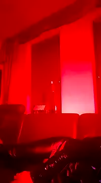 Snapshot of Crystalbitchx chatting on 12-14-24, 04:56 Crystalbitchx online show from 12-14-24, 04:56