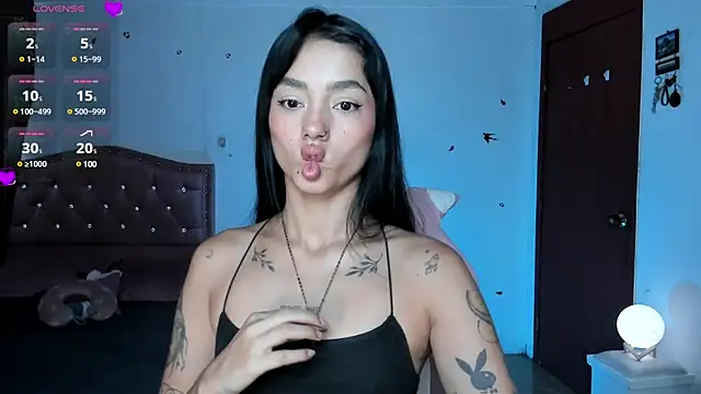 Snapshot of Lizzie_corner_v chatting on 12-17-24, 02:33 Lizzie corner v online show from 12-17-24, 02:33