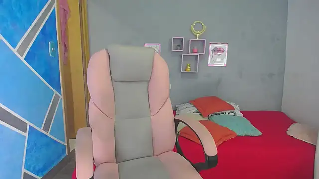 Snapshot of SexyLeilaa chatting on 12-27-24, 03:09 SexyLeilaa online show from 12-27-24, 03:09