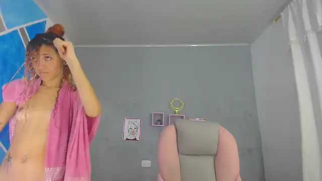 Snapshot of SexyLeilaa chatting on 12-28-24, 06:06 SexyLeilaa online show from 12-28-24, 06:06