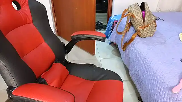 Snapshot of SexyLeilaa chatting on 10-16-25, 02:45 SexyLeilaa online show from 10-16-25, 02:45