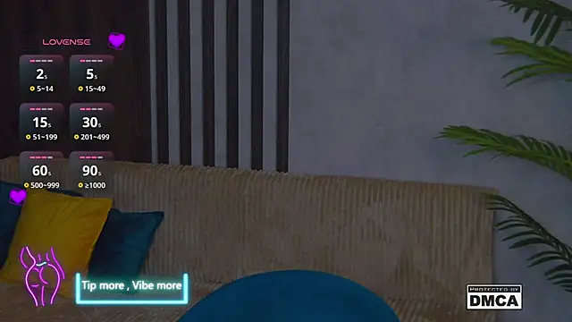 Snapshot of Holl1Would chatting on 01-28-25, 10:12 Holl1Would online show from 01-28-25, 10:12