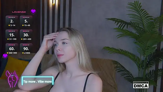 Snapshot of Holl1Would chatting on 02-05-25, 03:34 Holl1Would online show from 02-05-25, 03:34