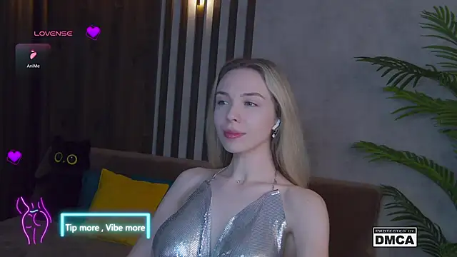 Snapshot of Holl1Would chatting on 02-14-25, 03:33 Holl1Would online show from 02-14-25, 03:33