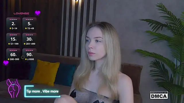 Snapshot of Holl1Would chatting on 02-21-25, 03:34 Holl1Would online show from 02-21-25, 03:34