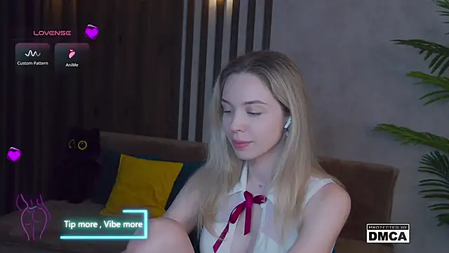 Snapshot of Holl1Would chatting on 02-23-25, 11:14 Holl1Would online show from 02-23-25, 11:14