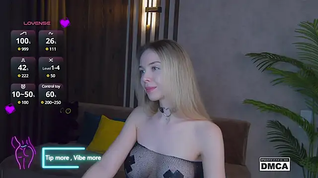 Snapshot of Holl1Would chatting on 03-02-25, 10:59 Holl1Would online show from 03-02-25, 10:59