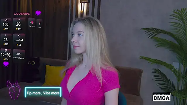 Snapshot of Holl1Would chatting on 03-06-25, 03:35 Holl1Would online show from 03-06-25, 03:35