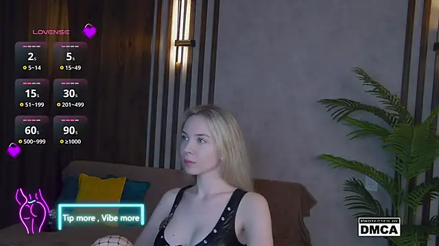 Snapshot of Holl1Would chatting on 03-12-25, 07:38 Holl1Would online show from 03-12-25, 07:38