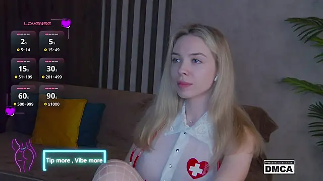 Snapshot of Holl1Would chatting on 03-14-25, 06:53 Holl1Would online show from 03-14-25, 06:53